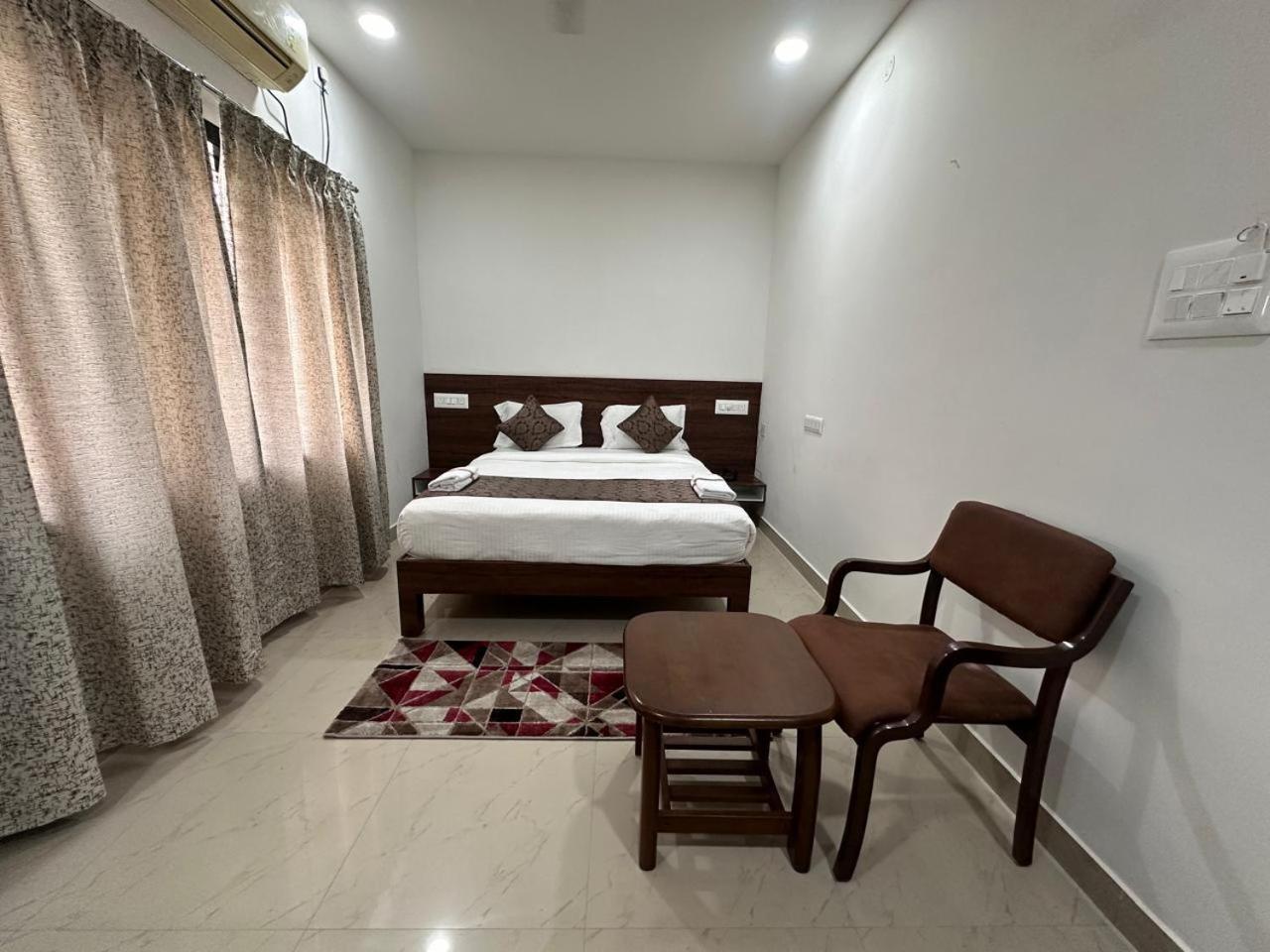 Hotel Queens Comfort Mysore Buitenkant foto