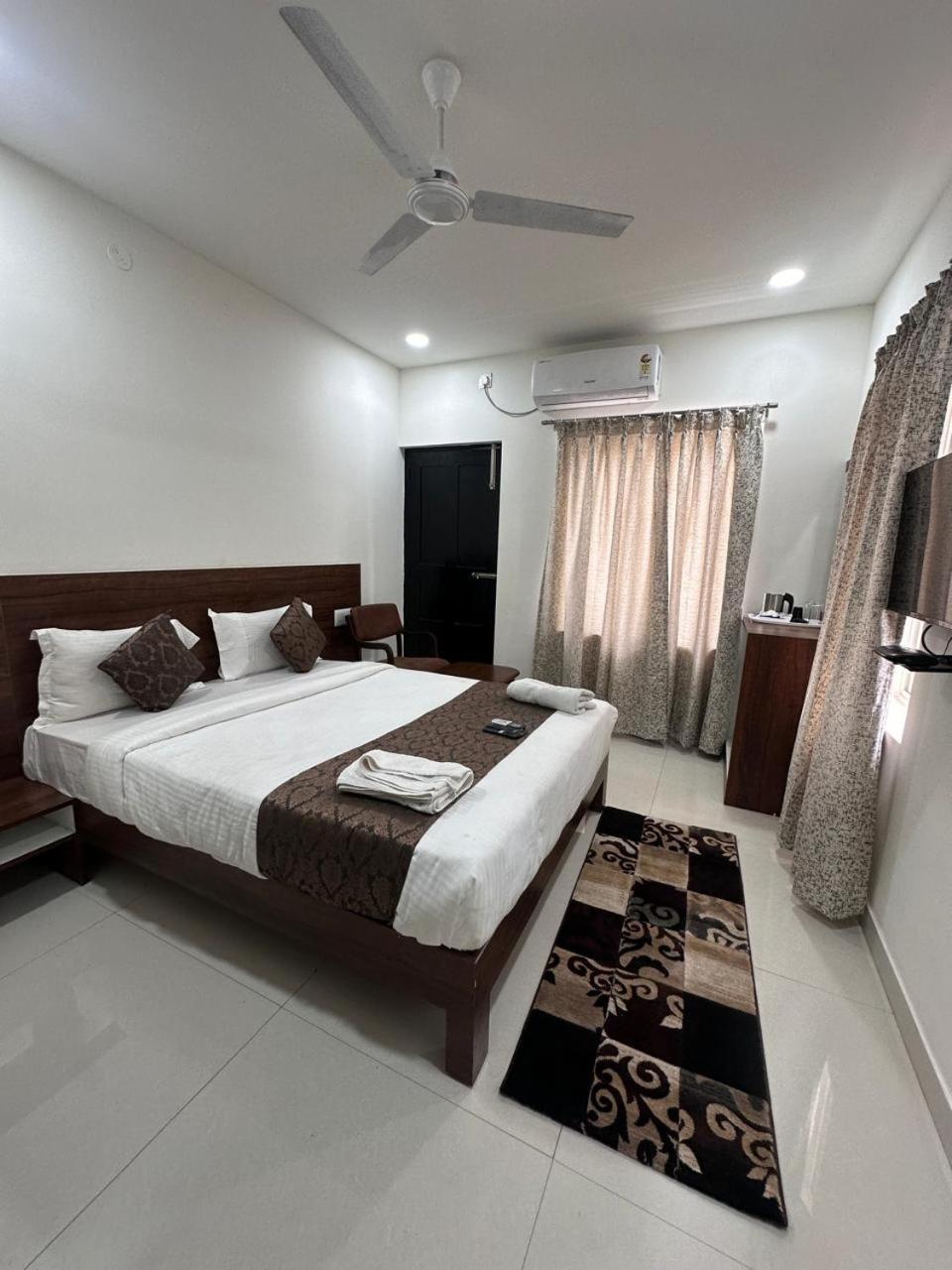 Hotel Queens Comfort Mysore Buitenkant foto